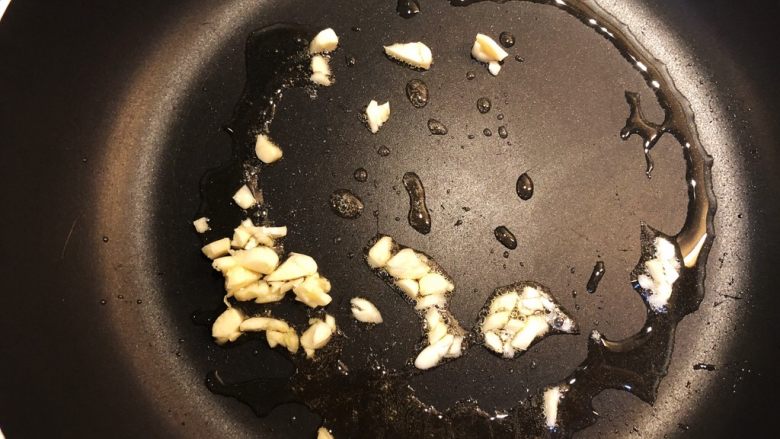 肉末炒豆角,锅中放油,下蒜末爆香。