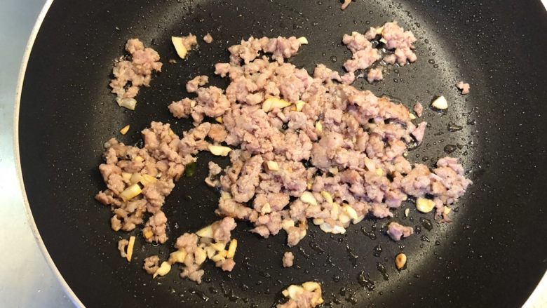 肉末炒豆角,放入肉末炒匀。