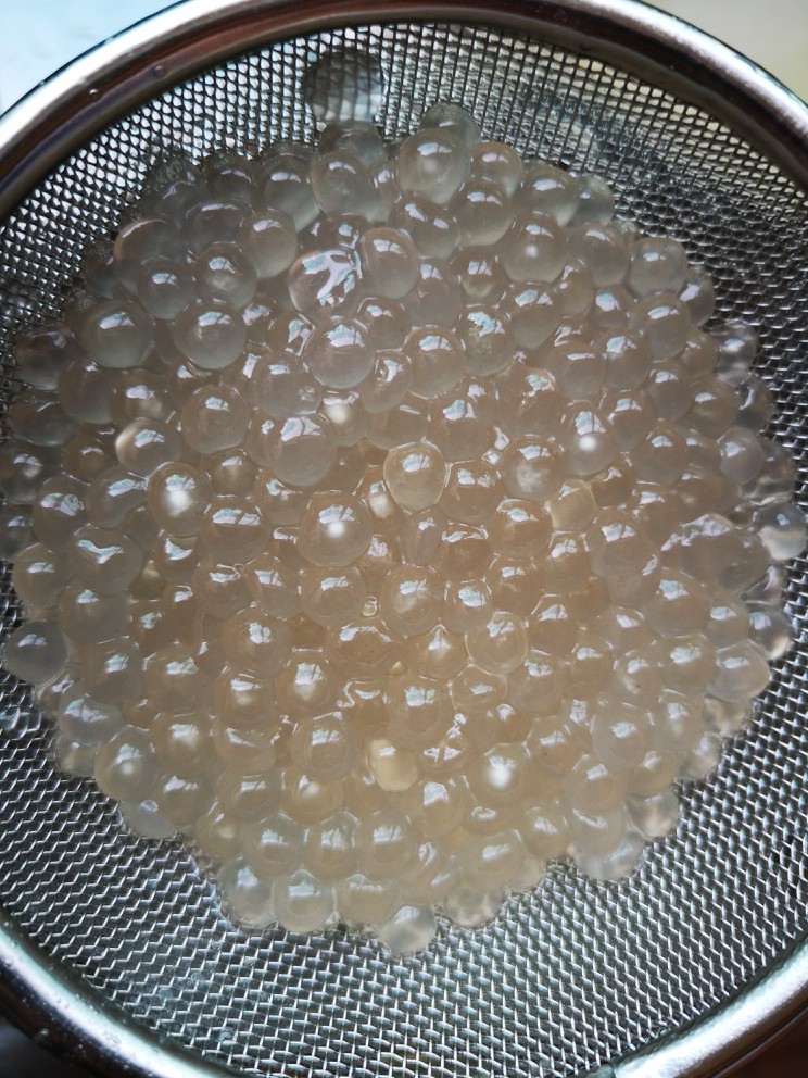 南瓜西米露,煮透后捞出用冷水冲洗掉表面的黏液,再用矿泉水冲洗一次
