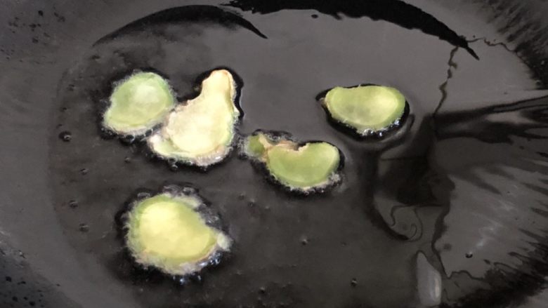 简单的土豆红烧肉,点过坐锅,锅烧干后倒油,加姜片。
