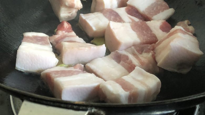 简单的土豆红烧肉,肉倒入锅中,转大火翻炒。