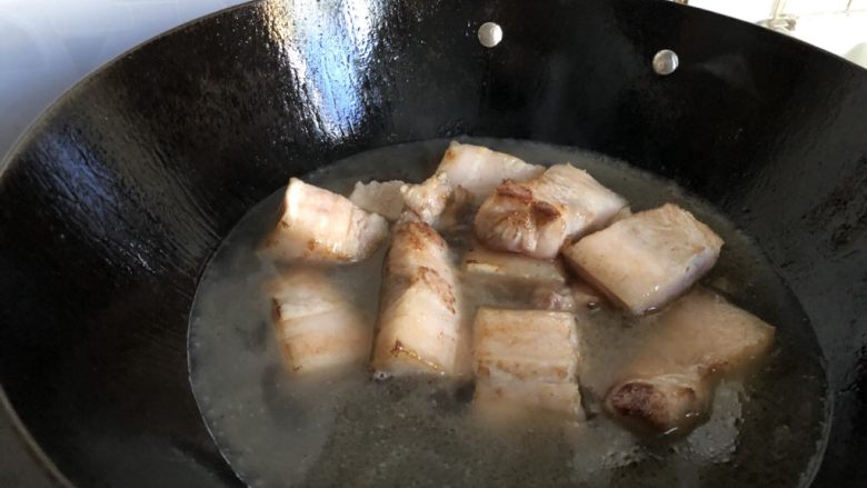 简单的土豆红烧肉,加热水,即将没过肉面(然而还没没过)。