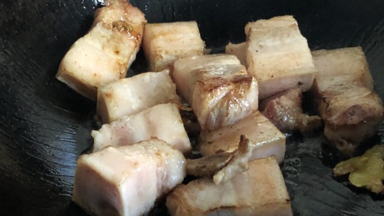 简单的土豆红烧肉,炒至肉边缘略焦,有糖色。