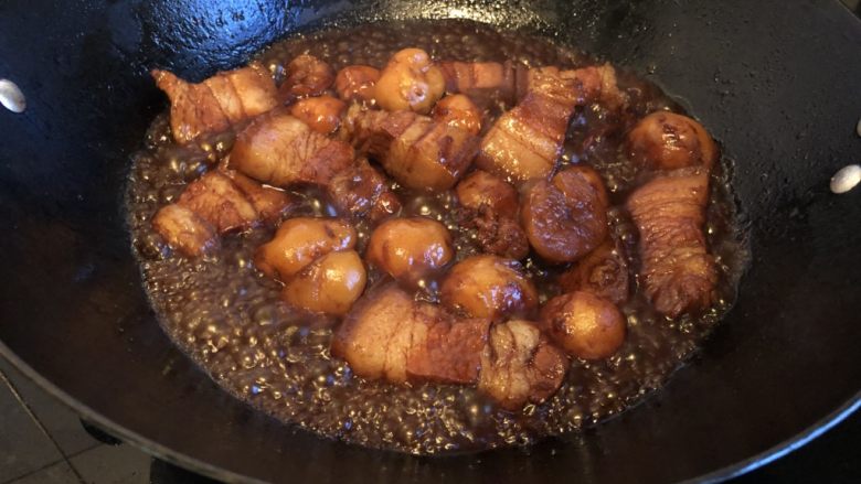 简单的土豆红烧肉,半小时后,开盖看看汤汁有否浓稠且即将煮干。如果汤汁还很多,可以开盖大火煮一会儿,此时要注意观察以免烧焦。