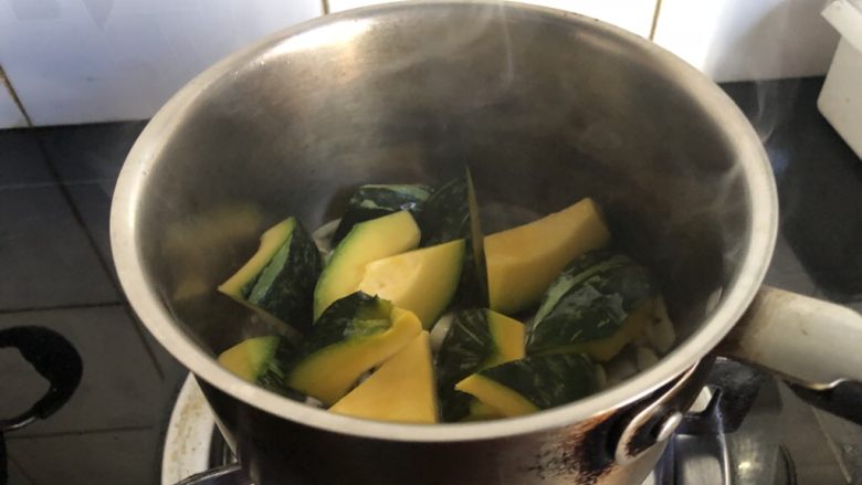 小奶锅煮日式南瓜,倒入南瓜,转大火,颠一下锅,使之受热受油均匀。