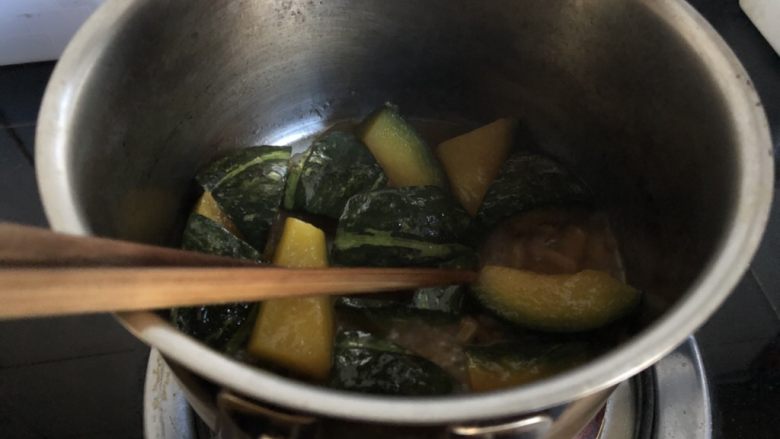 小奶锅煮日式南瓜,煮到汤汁收干,南瓜可以轻松的用筷子戳透为止。