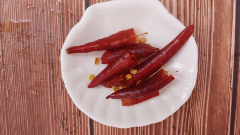 羊肉炒香菜,准备几个<a style='color:red;display:inline-block;' href='/shicai/ 86474'>干辣椒</a>,掰开两半