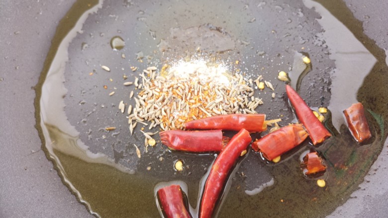 羊肉炒香菜,把调料也炒香,用小火哦