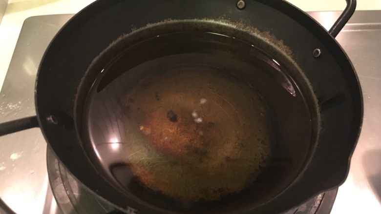 鲜嫩多汁酥炸鸡腿,准备油锅!待油面出现波纹,温度差不多就可以了!可丢入一点面粉试试,直接沉下就是温度还没到,如果冒泡浮着就OK!