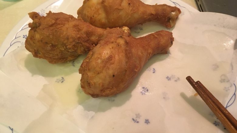 鲜嫩多汁酥炸鸡腿,捞出后别忘了沥油哦!