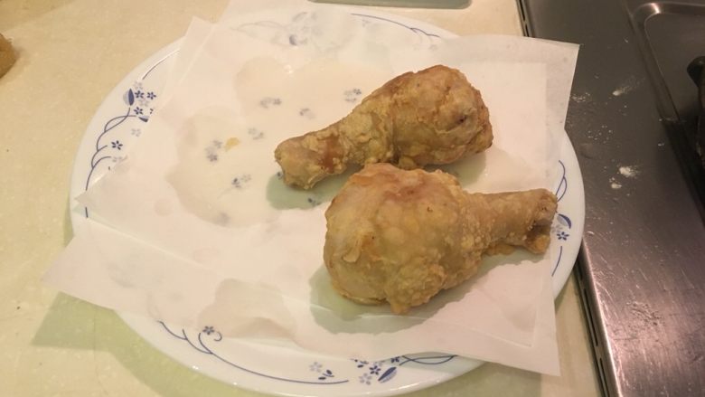 鲜嫩多汁酥炸鸡腿,炸第一次后,捞出沥油!继续炸剩下的琵琶腿!