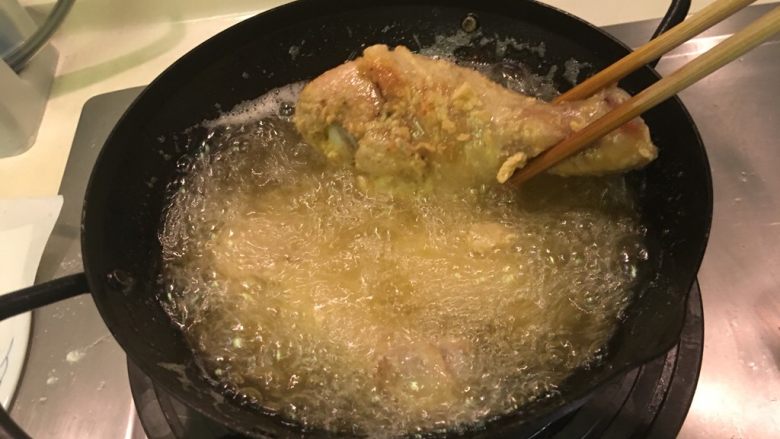鲜嫩多汁酥炸鸡腿,下油锅了!大火!第一次炸6分钟!