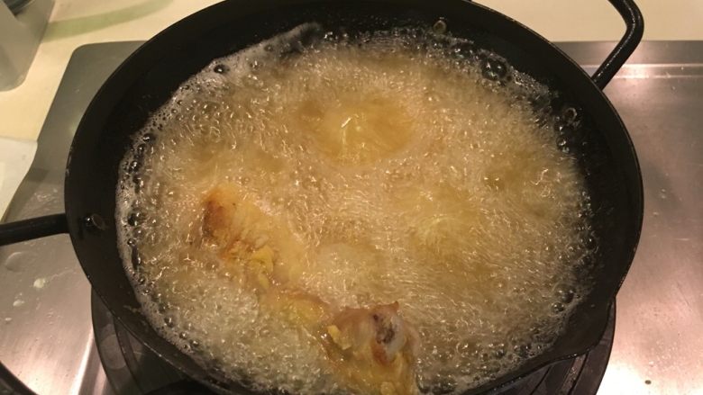 鲜嫩多汁酥炸鸡腿,第二次下油锅了!这次也炸6分钟!