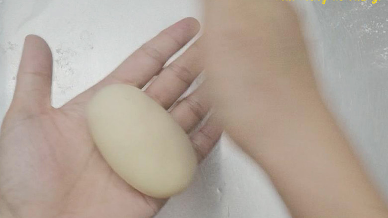 (原创)夏日慵懒熊的惬意时光(叉烧包西瓜馒头),收口滚圆。然后搓成椭圆