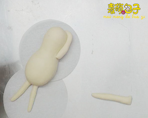 (原创)夏日慵懒熊的惬意时光(叉烧包西瓜馒头),一样的搓长条,一个手从肚子那抬起来枕在头下