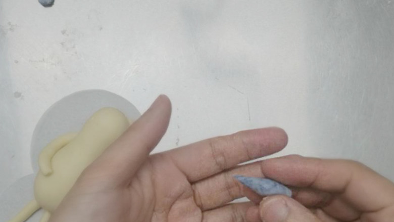 (原创)夏日慵懒熊的惬意时光(叉烧包西瓜馒头),弄一点小面团加蝶豆花粉揉成蓝色面团,搓成圆锥型。