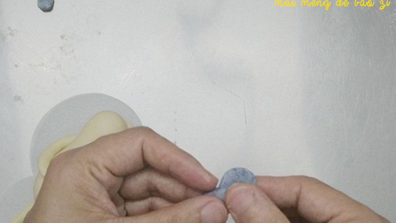 (原创)夏日慵懒熊的惬意时光(叉烧包西瓜馒头),把大头压扁做扇面。