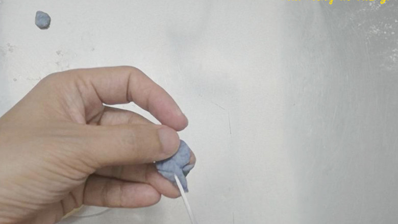 (原创)夏日慵懒熊的惬意时光(叉烧包西瓜馒头),剪刀把尖的多余的部分剪掉,修出个扇子形状。其实我觉得挺像个乒乓球拍,哈哈