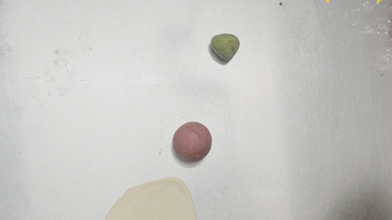 (原创)夏日慵懒熊的惬意时光(叉烧包西瓜馒头),剩的边角料,我们那一点揉红曲粉,一点揉<a style='color:red;display:inline-block;' href='/shicai/ 84307'>菠菜粉</a>。红色面团揉成圆球。