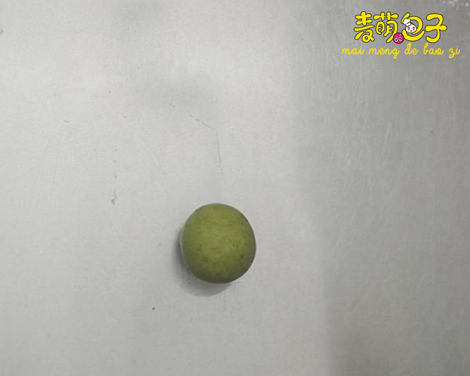 (原创)夏日慵懒熊的惬意时光(叉烧包西瓜馒头),最后就是绿色面团滚圆擀片包住白色球。西瓜就好了。做好了一切,发酵到1.5倍大,冷水上锅,大火,水开蒸10分钟。焖5分钟开盖取出。