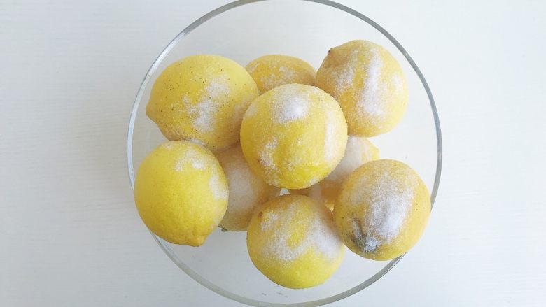 盐渍柠檬之柠檬汽水,食材处理:柠檬洗净后撒入适量的食盐