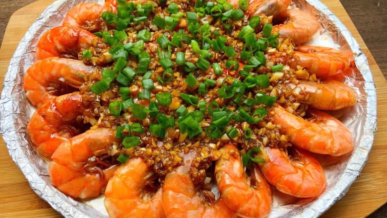 蒜蓉铁板虾,这是第二次做的,铁板铺了锡纸,味道是一样的,都非常美味