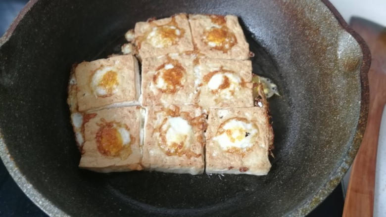 糖醋鹌鹑蛋豆腐,当鹌鹑蛋煎至表面凝固时,翻面将另一面也煎至金黄,煎好后盛起备用。