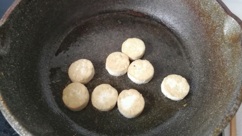 糖醋鹌鹑蛋豆腐,再把小圆片豆腐也放入锅中煎至两面金黄,煎好后也盛起备用。