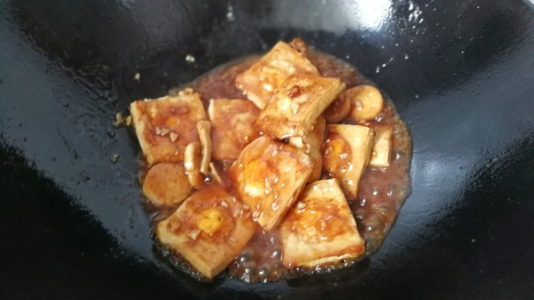糖醋鹌鹑蛋豆腐,再调入少许盐用锅铲翻炒几下,让每块豆腐都均匀的沾上糖醋汁。