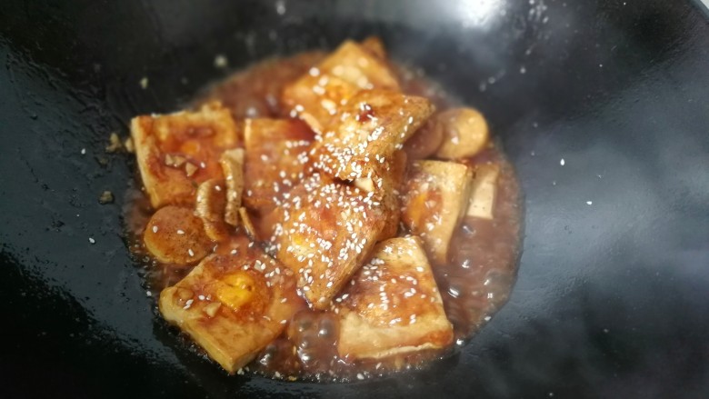糖醋鹌鹑蛋豆腐,最后撒适量<a style='color:red;display:inline-block;' href='/shicai/ 678'>白芝麻</a>收汁即可出锅装盘,然后撒上葱花就可享用啦。
