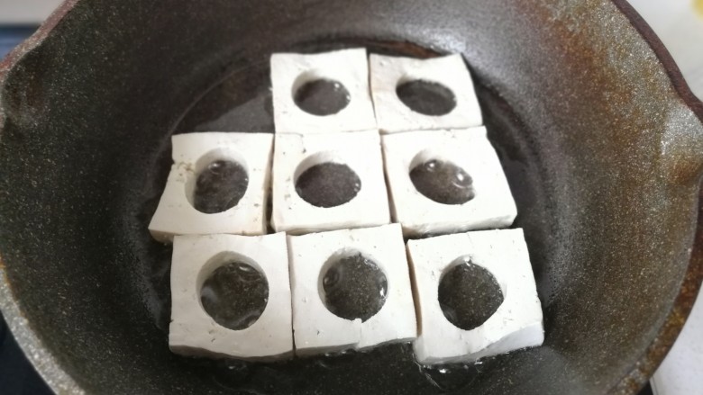 糖醋鹌鹑蛋豆腐,锅中倒入适量油,把刻好的豆腐块放入锅中。