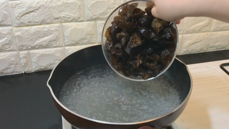 凉拌黑木耳,木耳泡发好 水煮开倒入木耳