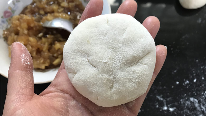肉桂苹果馅饼,然后慢慢地用收紧收口,捏紧底部后稍按扁。