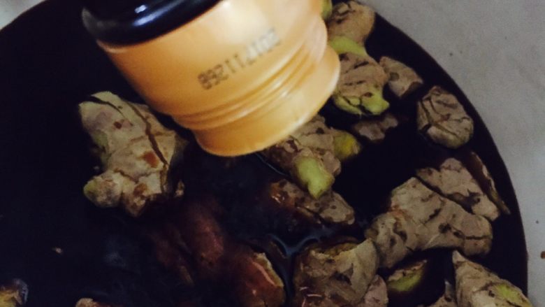 姜醋蛋,继续倒进甜醋,使甜醋没过姜