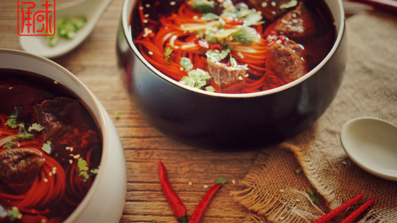 承味好吃到爆炸的川辣牛肉面,面的原料是<a style='color:red;display:inline-block;' href='/shicai/ 519'>面粉</a>,用标准粉、富强粉或者饺子粉均可。