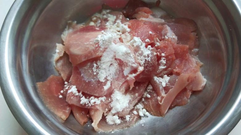 家常麻辣水煮肉片,加入适量淀粉,适量料酒,适量盐抓匀腌制一会儿。