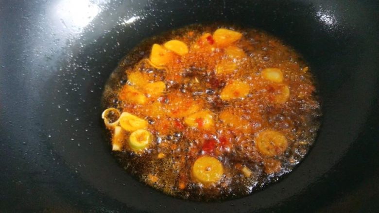家常麻辣水煮肉片,在令起锅倒入适量油,放入葱姜蒜炒香。