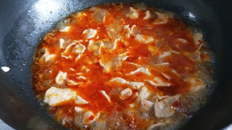 家常麻辣水煮肉片,肉放入锅中不益煮时间过长,变白色就可以了。