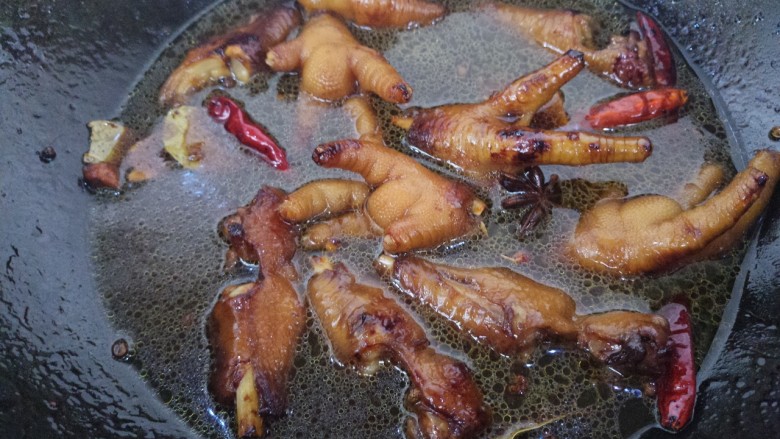 鹌鹑蛋炖凤爪,然后加温水,没过食材即可