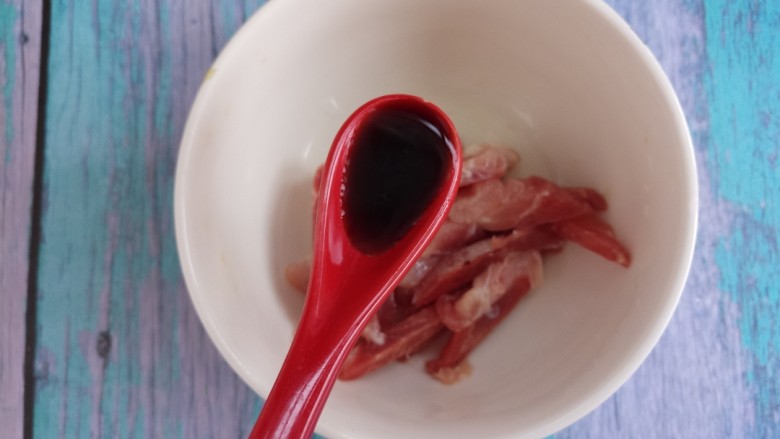 蒜苔炒肉,加一勺<a style='color:red;display:inline-block;' href='/shicai/ 788'>生抽</a>,腌几分钟