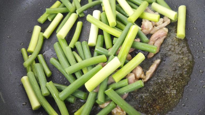 蒜苔炒肉,然后加入蒜苔炒，小火炒