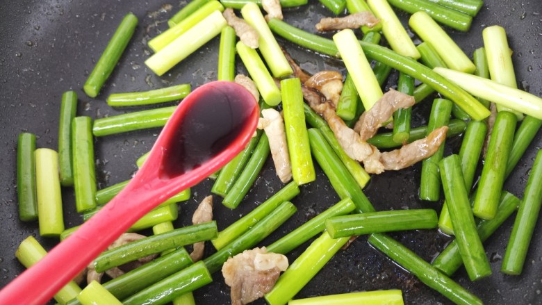 蒜苔炒肉,一勺生抽