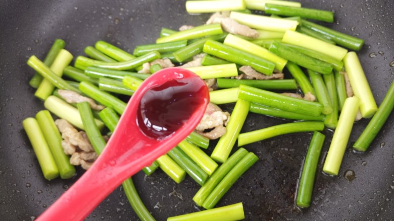 蒜苔炒肉,加入一勺耗油