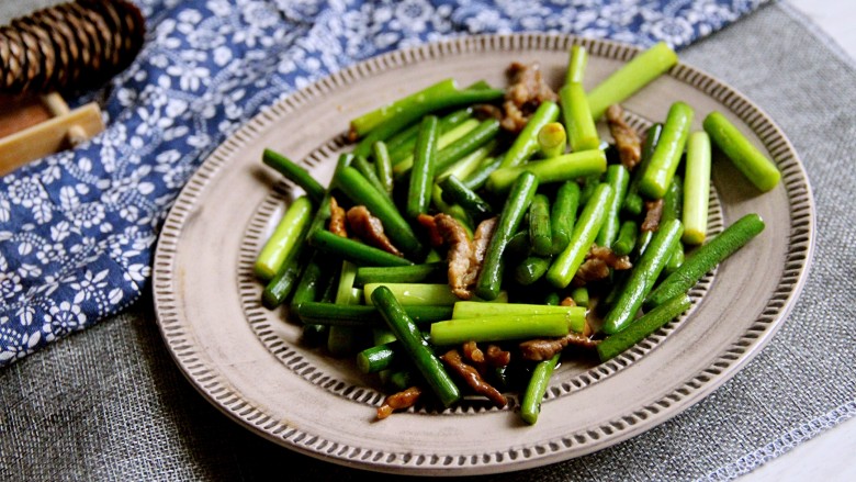 蒜苔炒肉,好了可以装盘了