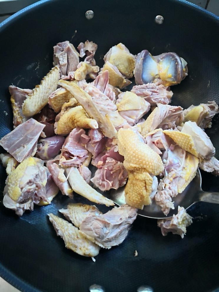 酸萝卜老鸭汤,热锅倒入鸭,炒
