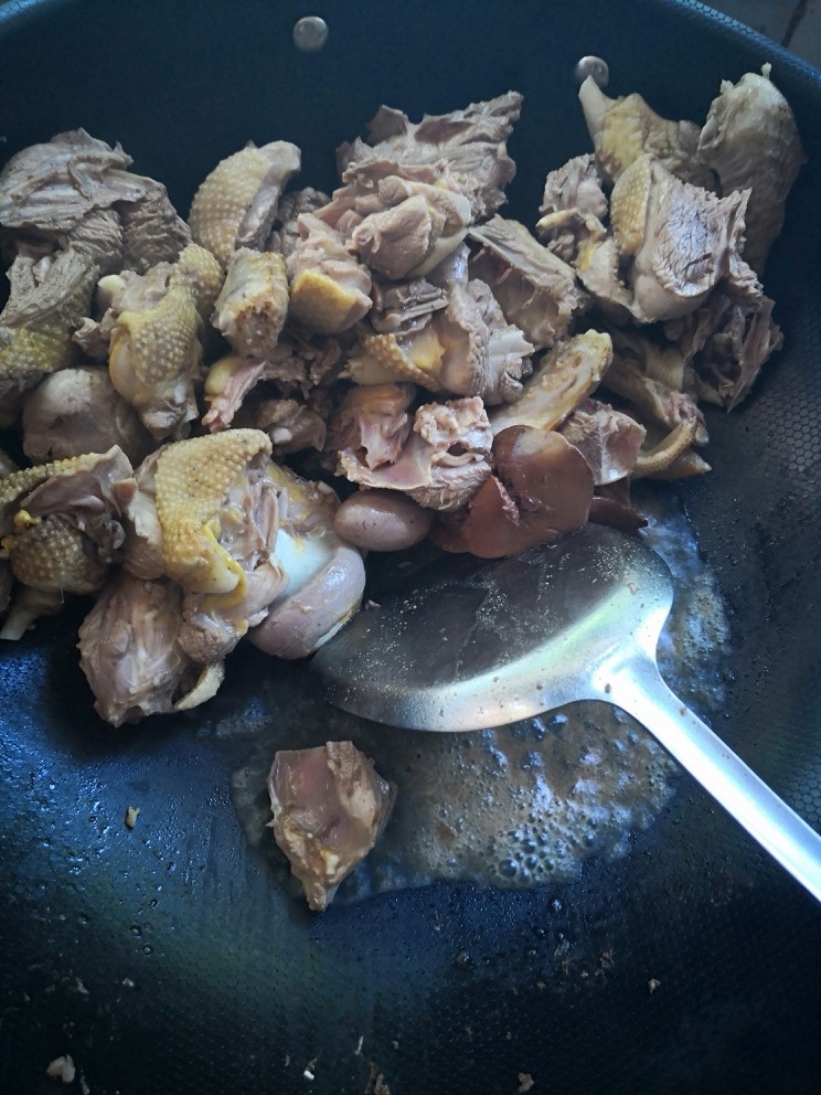 酸萝卜老鸭汤,炒制的目的是除水去油,达到去腥增香目的