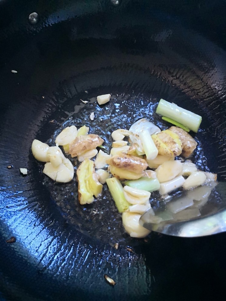 酸萝卜老鸭汤,倒入葱姜蒜炒香