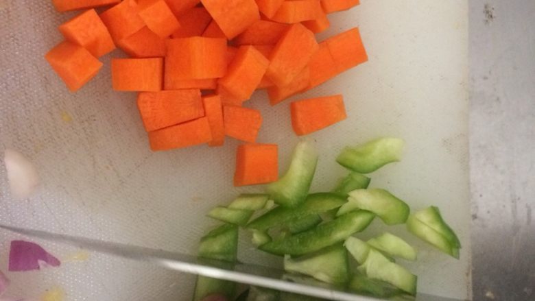 原只菠萝焗饭,红萝卜、青圆椒、洋葱菠萝肉切丁备用。
