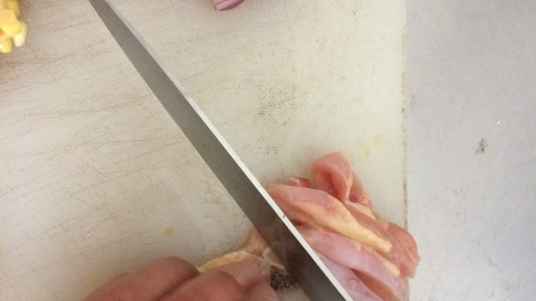 原只菠萝焗饭,鸡肉切丁,加生粉、头抽、盐腌制15分钟备用。