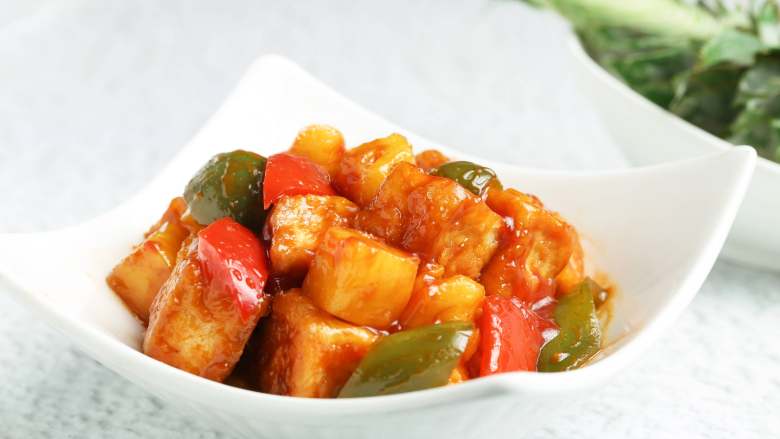 菠萝咕噜豆腐,酸甜可口的菠萝咕噜肉就做好了,超级有食欲哟!
